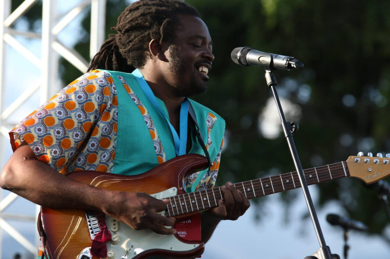 Desde sus primeros años, Michel Mbarga comenzó a inventar su propio balafón, instrumento que más tarde dominaría junto al tamtam africano