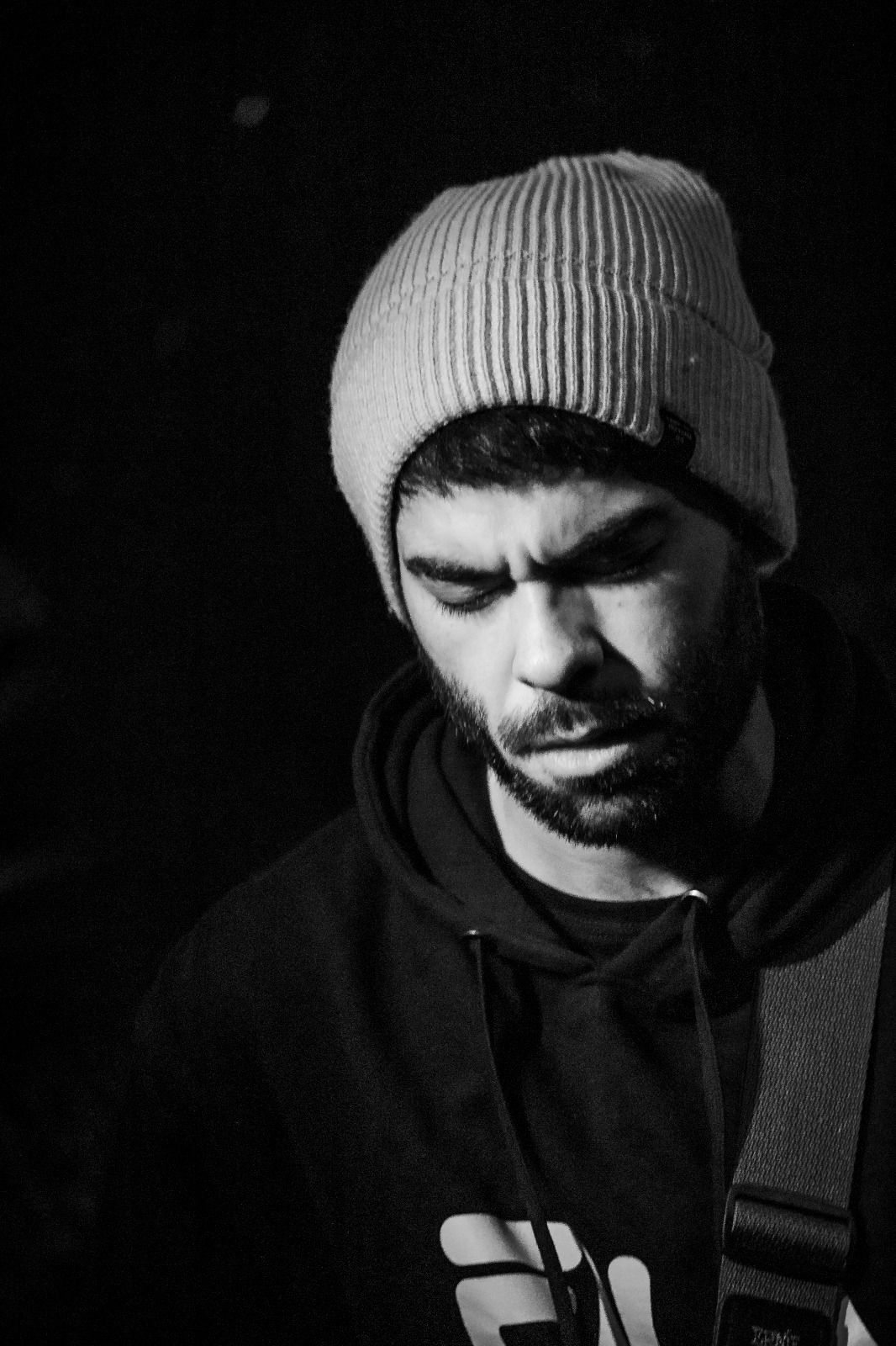 Guitarrista y compositor de la isla de La Palma (Islas Canarias). Combina la filosofía de la improvisación y el Jazz